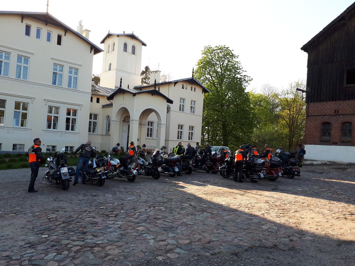 亚努夫农场酒店 Janów 外观 照片